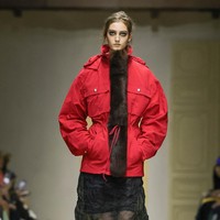 Perpaduan antara busana formal, sportswear, hingga potongan feminin menciptakan harmoni yang tidak konvensional, namun tetap khas dalam bahasa desain Prada. (Foto: Dok. Prada)