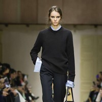Menariknya, Prada juga mengangkat konsep “memori dalam pakaian”. Beberapa material tampak sengaja dibuat seolah telah ‘hidup’—dengan efek pudar, tekstur yang tergerus, hingga bordir yang terlihat usang. (Foto: Dok. Prada)