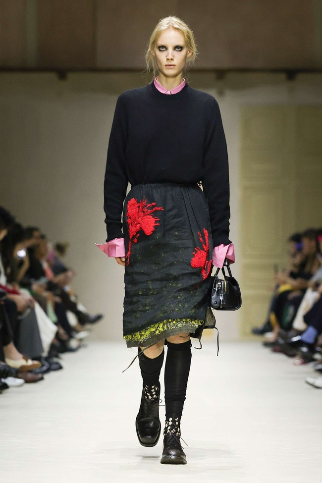 Pendekatan ini menghadirkan kesan vintage yang emosional, seakan setiap busana menyimpan cerita masa lalu yang terus relevan di masa kini. (Foto: Dok. Prada)