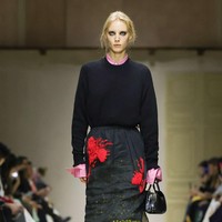 Pendekatan ini menghadirkan kesan vintage yang emosional, seakan setiap busana menyimpan cerita masa lalu yang terus relevan di masa kini. (Foto: Dok. Prada)