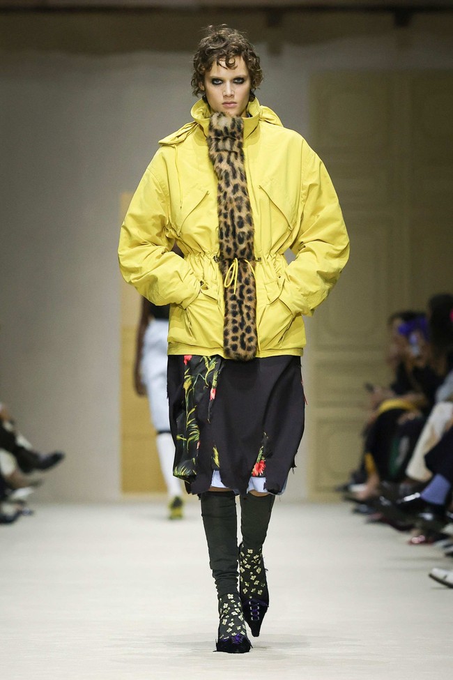 Tak hanya pada busana, konsep layering juga diterjemahkan dalam set panggung yang dihadirkan di Deposito Fondazione Prada. Ruangan tersebut dipenuhi artefak dari berbagai abad—mulai dari tapestry dan lukisan abad ke-16 dan 17, cermin Venesia abad ke-18, hingga furnitur modern abad ke-20. (Foto: Dok. Prada)
