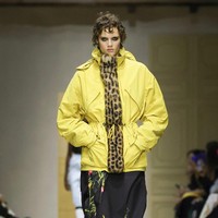 Foto: Prada Fall 2026, Eksplorasi Layering dan Kompleksitas Wanita Modern