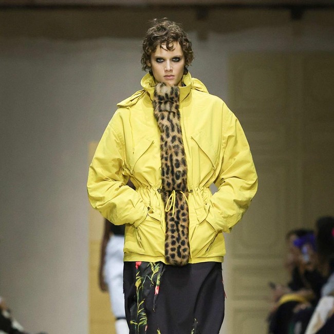 Foto: Prada Fall 2026, Eksplorasi Layering dan Kompleksitas Wanita Modern
