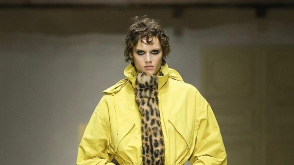 Foto: Prada Fall 2026, Eksplorasi Layering dan Kompleksitas Wanita Modern