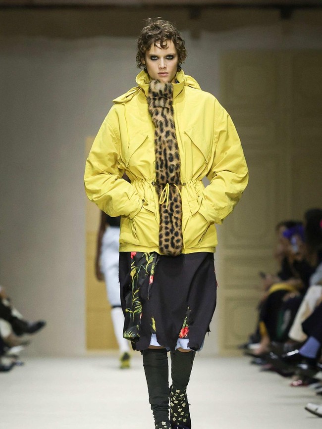 Foto: Prada Fall 2026, Eksplorasi Layering dan Kompleksitas Wanita Modern