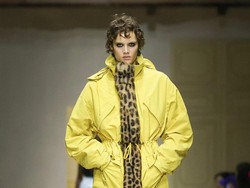 Foto: Prada Fall 2026, Eksplorasi Layering dan Kompleksitas Wanita Modern