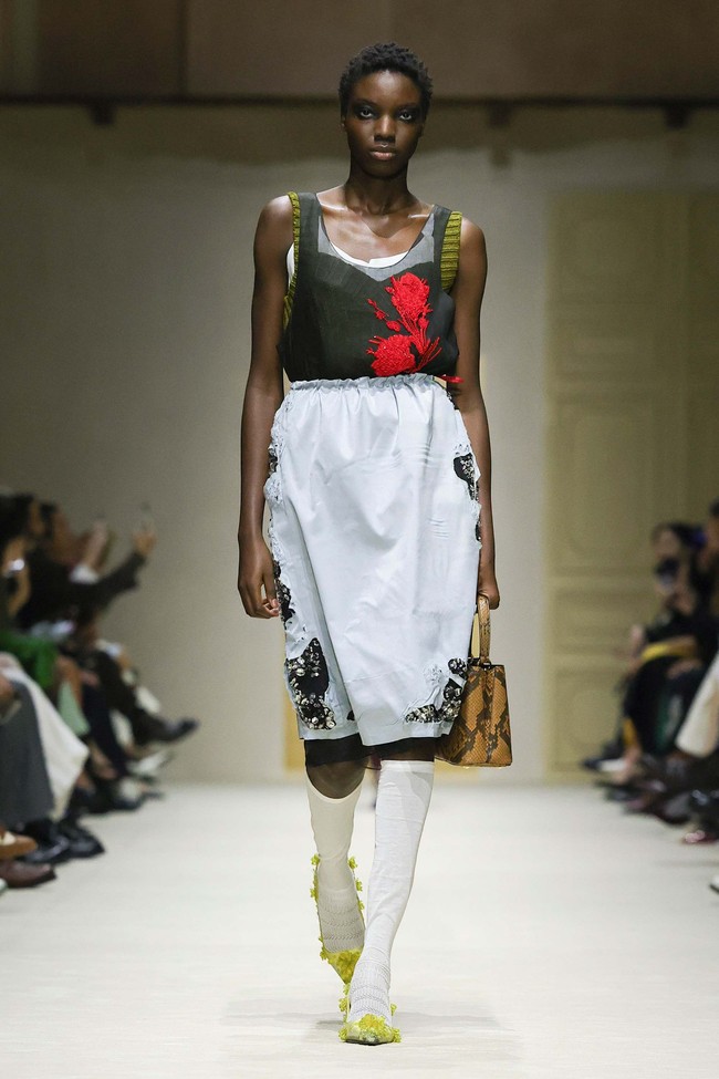 Perpaduan lintas era ini semakin memperkuat narasi tentang waktu, sejarah, dan identitas yang berlapis. Sebanyak 15 model dipilih untuk merepresentasikan beragam karakter perempuan dalam koleksi ini. (Foto: Dok. Prada)