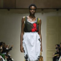 Perpaduan lintas era ini semakin memperkuat narasi tentang waktu, sejarah, dan identitas yang berlapis. Sebanyak 15 model dipilih untuk merepresentasikan beragam karakter perempuan dalam koleksi ini. (Foto: Dok. Prada)