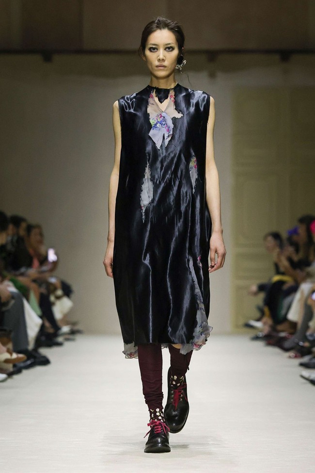 Setiap look terasa personal, seolah menggambarkan individu dengan cerita dan keunikan masing-masing. Prada ingin menunjukkan bahwa di balik kesederhanaan visual, terdapat kompleksitas yang mendalam. (Foto: Dok. Prada)