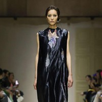 Setiap look terasa personal, seolah menggambarkan individu dengan cerita dan keunikan masing-masing. Prada ingin menunjukkan bahwa di balik kesederhanaan visual, terdapat kompleksitas yang mendalam. (Foto: Dok. Prada)