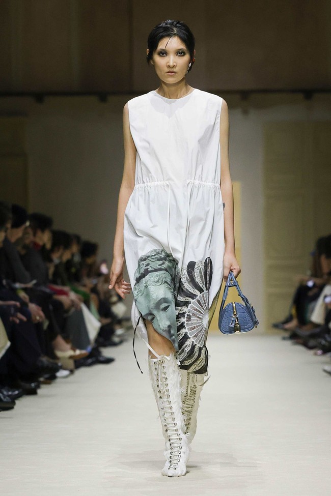 Melalui koleksi Fall/Winter 2026 ini, Prada sekali lagi membuktikan kemampuannya dalam menghadirkan mode sebagai medium refleksi. Bukan sekadar tren, tetapi juga cara memahami diri, waktu, dan kehidupan itu sendiri. (Foto: Dok. Prada)