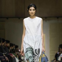 Melalui koleksi Fall/Winter 2026 ini, Prada sekali lagi membuktikan kemampuannya dalam menghadirkan mode sebagai medium refleksi. Bukan sekadar tren, tetapi juga cara memahami diri, waktu, dan kehidupan itu sendiri. (Foto: Dok. Prada)