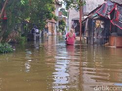 Cerita Arita Hadapi Banjir Bandung, Cari Jalan Tikus Demi Kerja