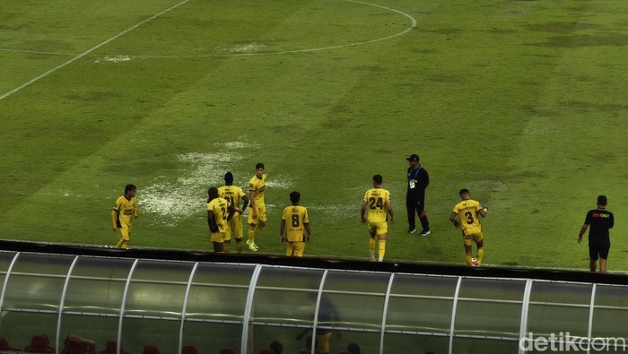 Kondisi lapangan Stadion Manahan Solo yang muncul genangan air, Minggu (12/4/2026).