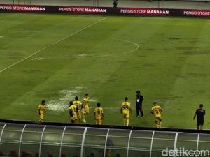 Andre Rosiade Kritik Lapangan Saat Persis Vs Semen Padang: Kayak Sawah