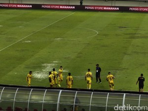 Andre Rosiade Kritik Lapangan Saat Persis Vs Semen Padang: Kayak Sawah
