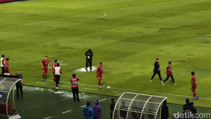 Kondisi lapangan Stadion Manahan Solo yang muncul genangan air, Minggu (12/4/2026).