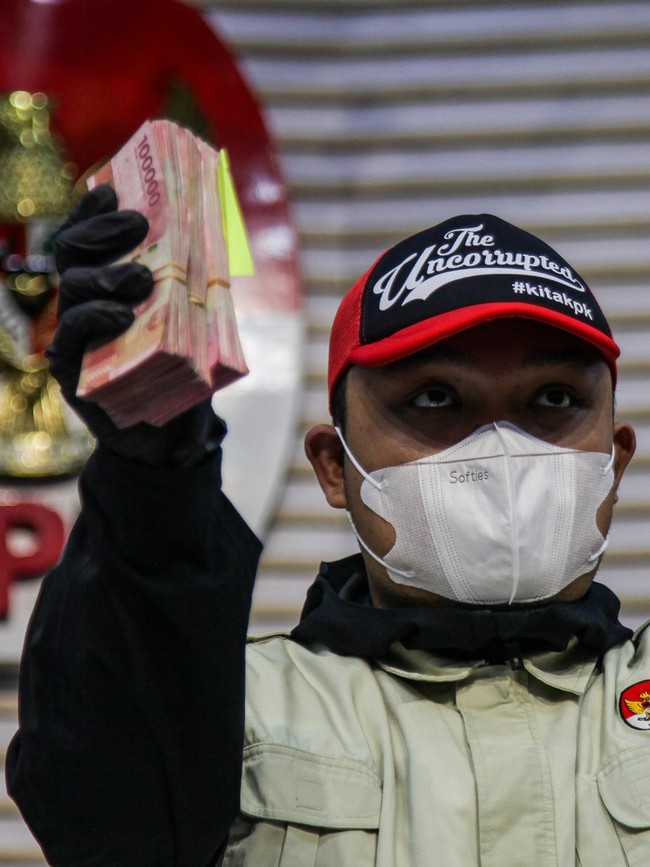 KPK Pamer Uang OTT Tulungagung, Bupati dan Ajudan Langsung Ditahan