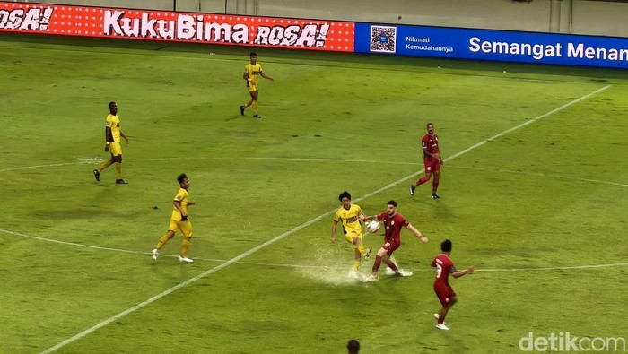 Laga Persis Solo melawan Semen Padang pada pekan ke-27 Super League 2025/2026, di Stadion Manahan, Kota Solo, Minggu (12/4/2026).