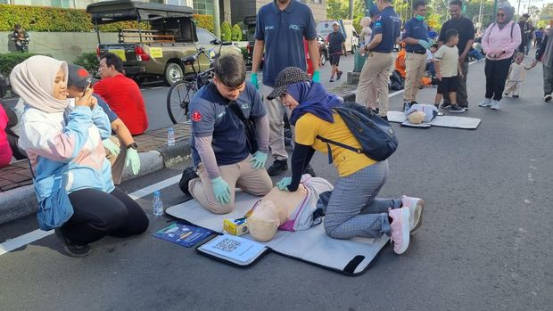 Latihan CPR untuk warga di CFD Bundaran HI (Taufiq/detikcom)