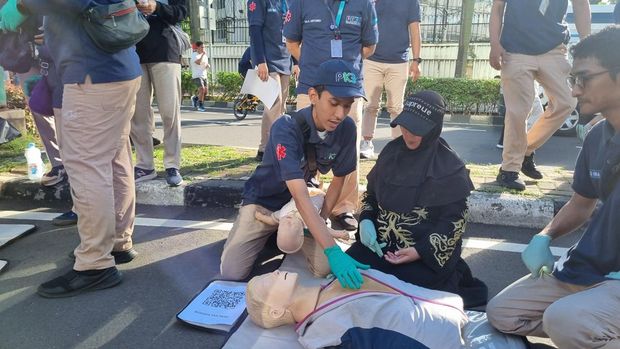 Latihan CPR untuk warga di CFD Bundaran HI (Taufiq/detikcom)