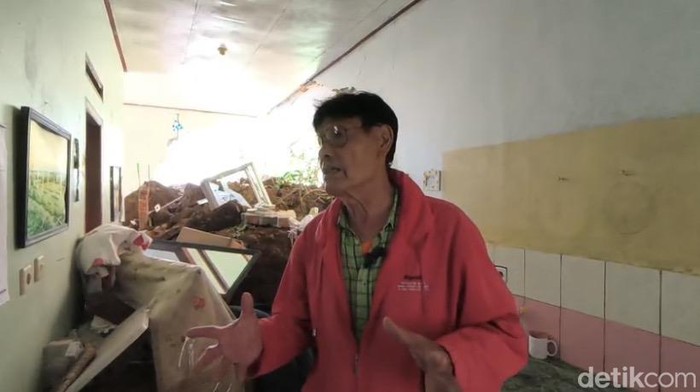 Longsor timbun satu rumah di Sukabumi