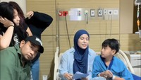 Bambang, Meisya Siregar, Bebi Romeo, serta kedua kakaknya bersyukur saat membacakan hasil tes darahnya. Trombosit Bambang meningkat menjadi 182 ribu. Semangat buat autoimmune fighter. (Foto: Instagram @meisya__siregar)