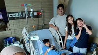 Keluarga hingga kerabat menyemangati Bambang. Bambang berhasil menjalani terapi tersebut selama tiga hari. Pada hari terakhir, Bambang harus menjalani tes darah untuk bersiap pulang. (Foto: Instagram @meisya__siregar)