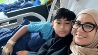 Punya tiga anak alergi, kayaknya sudah biasa ngeliat anak-anak kita batu pelek come and go tanpa ada tanda darurat seperti demam tinggi, behavior-nya berubah, gak mau makan, gak mau minum, dan gak aktif. Tapi kali ini beda ceritanya. Tahu-tahu aku harus menerima kenyataan trombosit Bambang 3.000. Rasanya patah hati dan dunia runtuh untuk sesaat, kata Meisya Siregar. (Foto: Instagram @meisya__siregar)