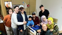 Ini adalah terapi medis berupa infus yang kandungannya adalah antibody immunoglobulin yang diambil dari plasma darah ribuan donor sehat. Kemungkinan efek samping ada banyak. Bambang bisa moon phase, bisa bengkak di kaki, bisa bengkak di tangan, bisa juga alergi berat, dan juga sesak nafas, atau mual, atau muntah, jelas Meisya Siregar. (Foto: Instagram @meisya__siregar)