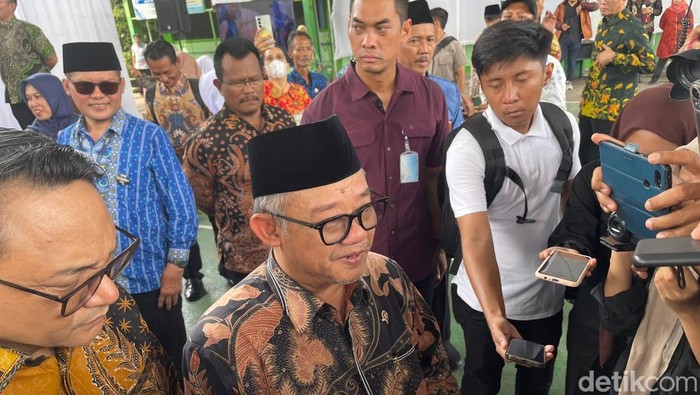 Plt Bupati Pati, Risma Ardhi Chandra curhat kepada Menteri Pendidikan Dasar dan Menengah terkait adanya sekolah di wilayahnya yang baru saja roboh. 