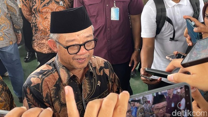 Menteri Pendidikan Dasar dan Menengah RI Abdul Muti saat kunjungan di SMP Negeri 8 Pati, Minggu (12/4/2026).