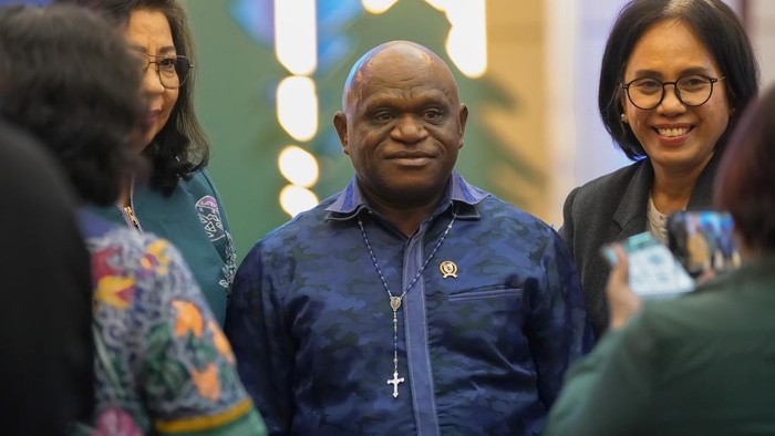 Gitaris Padi Reborn sekaligus Ketua Asosiasi Komposer Seluruh Indonesia (AKSI) Piyu saat melakukan konferensi pers dengan Menteri HAM Natalius Pigai di Kantor Kementerian HAM, Jakarta, Senin, (6/4/2026).
