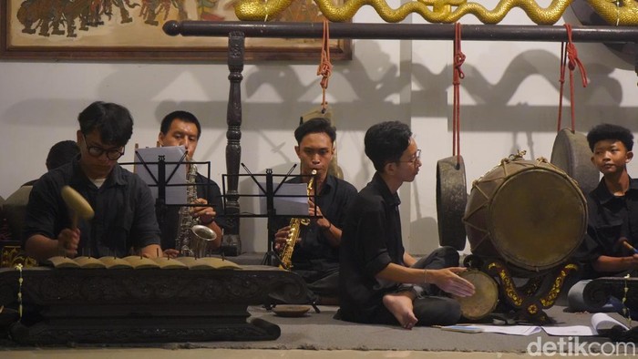 Suasana hangat ala rumah kakek di Sasana Bhagavadgita, kedai unik di Surabaya.