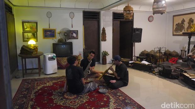 Ngopi Sambil Dengarkan Gamelan, Sensasi Unik di Sasana Bhagavadgita Surabaya Suasana hangat ala