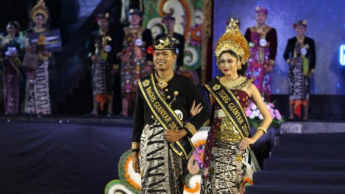 Ni Komang Yunita Purnama Sari dan Bagus Ari Dwarsa Dhyana Yogananda dinobatkan sebagai Jegeg Bagus Gianyar 2026 saat Malam Grand Final di Balai Budaya Gianyar, Sabtu (11/4/2026). (Dok Pemkab Gianyar)