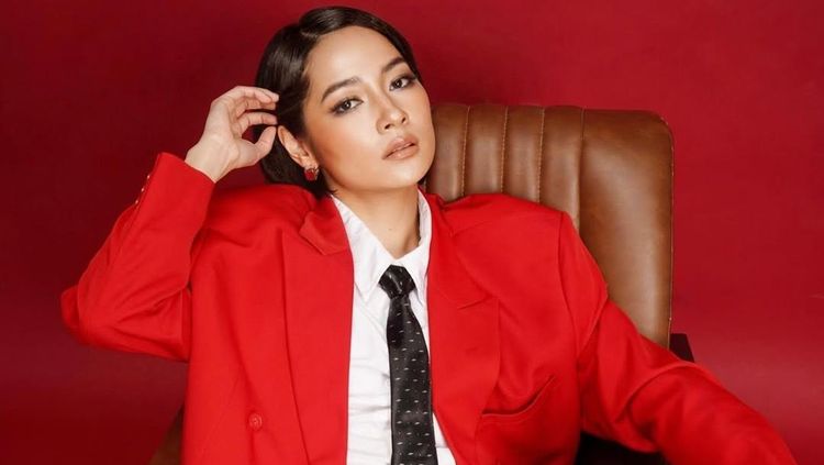 Pesona Niken Anjani Berambut Pendek