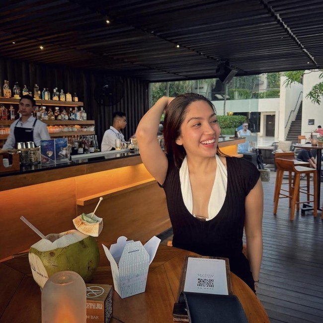 Gaya Olivia Pardede saat Jajan Es Krim di Bali hingga Cicip Minuman di LA