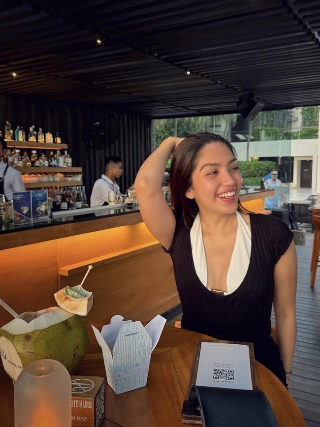 Gaya Olivia Pardede saat Jajan Es Krim di Bali hingga Cicip Minuman di LA