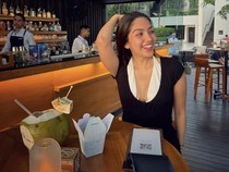 Gaya Olivia Pardede saat Jajan Es Krim di Bali hingga Cicip Minuman di LA