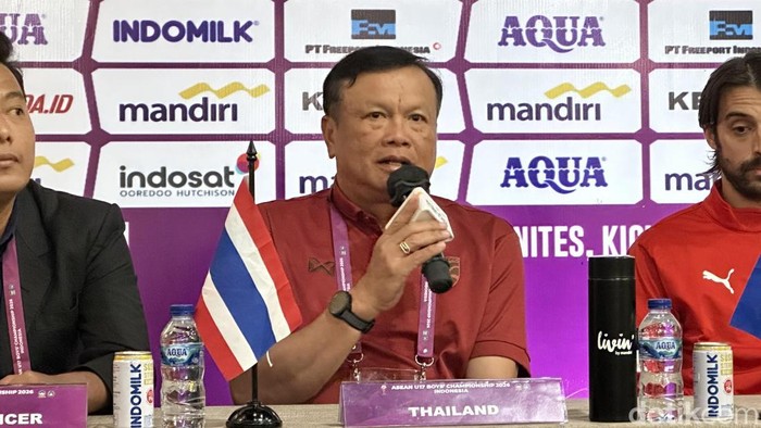 Pelatih Thailand U-17 Sirisak Yodyardthai