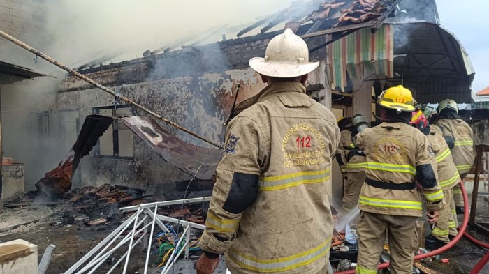 Pemadaman rumah 2 lantai di Petemon Surabaya yang terbakar ludes.
