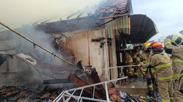 Pemadaman rumah 2 lantai di Petemon Surabaya yang terbakar ludes.