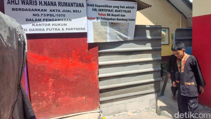 Pemagaran Seng di SDN Bunisari yang Sedang Bersengketa