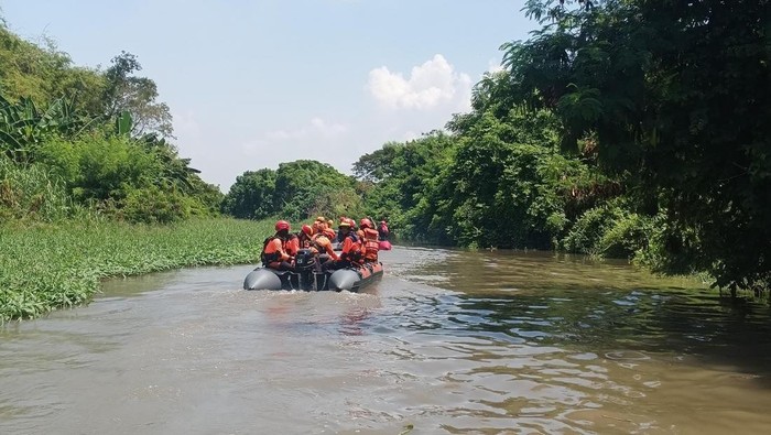 Evakuasi balita terseret arus sungai di Sidoarjo