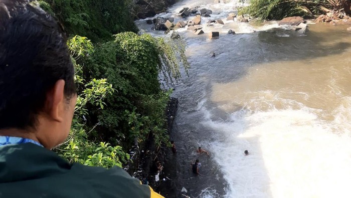 Sejumlah relawan melakukan pencarian korban kecelakaan lalulintas tunggal yang terjun ke Sungai Pelus, Kecamatan Kembaran, Kabupaten Banyumas, Minggu (12/4/2026).