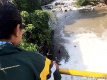 Detik-detik Pemotor Tabrak Pembatas lalu Terjun ke Sungai di Banyumas