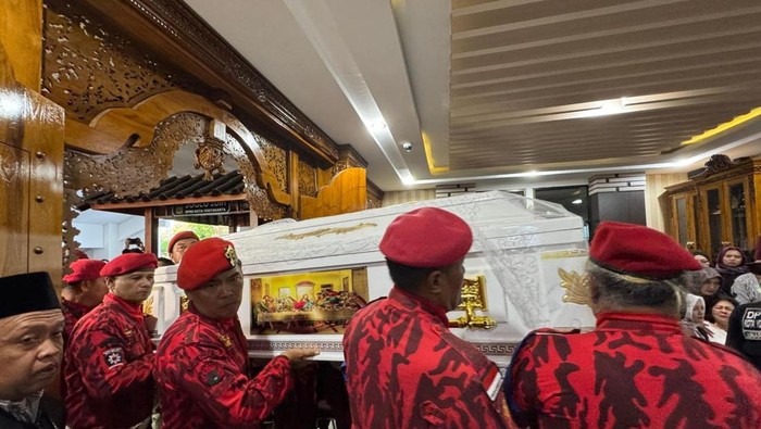 Penghormatan terakhir Wakil Ketua Komisi C DPRD Kota Jogja, Adrian Subagyo yang tutup usia, Minggu (12/4/2026).