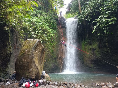 Pengunjung sedang  bermain rappelling di Air Terjun Tibu Bunder, Desa Jeruk Manis, Kecamatan Sikur, Lombok Timur, NTB, Minggu (12/4/2026). (Abdurrasyid Efendi)