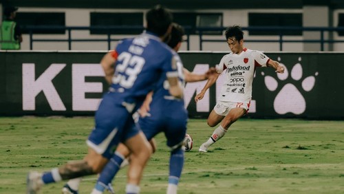 Teppei Yachida (jersey putih) melepaskan tendangan bebas berbuah gol pertama ke gawang Persib Bandung, Minggu (12/4/2026).